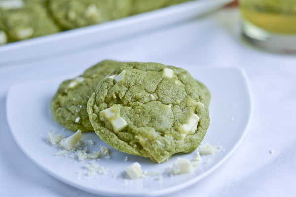 http://www.jadeleafmatcha.com/cdn/shop/articles/White-Chocolate-Mathca-Green-Tea-Cookies.jpg?v=1455121010